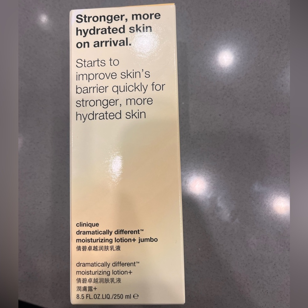 8.5oz Clinique Dramatically Different Moisturizing Lotion - Picture 3 of 3